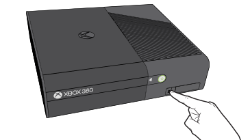 Указательный палец нажимает кнопку подключения в нижней правой части на передней поверхности консоли Xbox 360 E.